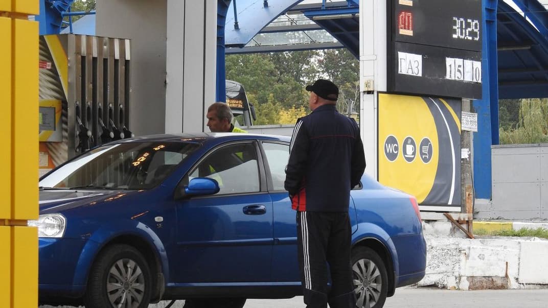 Чоловік заправляє автомобіль на одній із автозаправок у Києві, 9 жовтня 2018 року