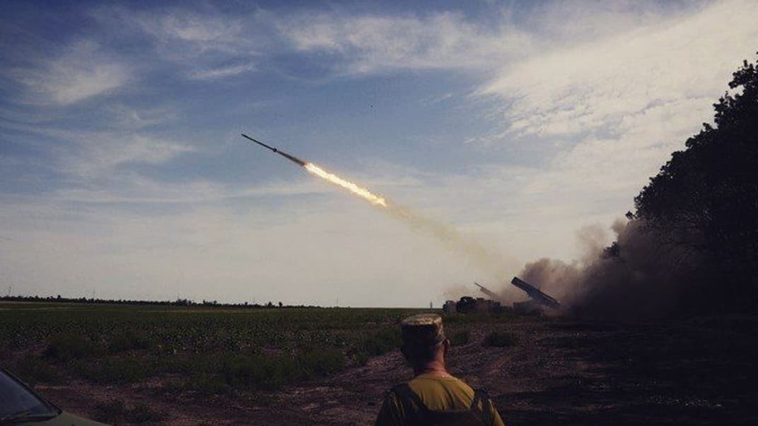 Український військовий на тлі запущеної ракети. Ілюстративне фото