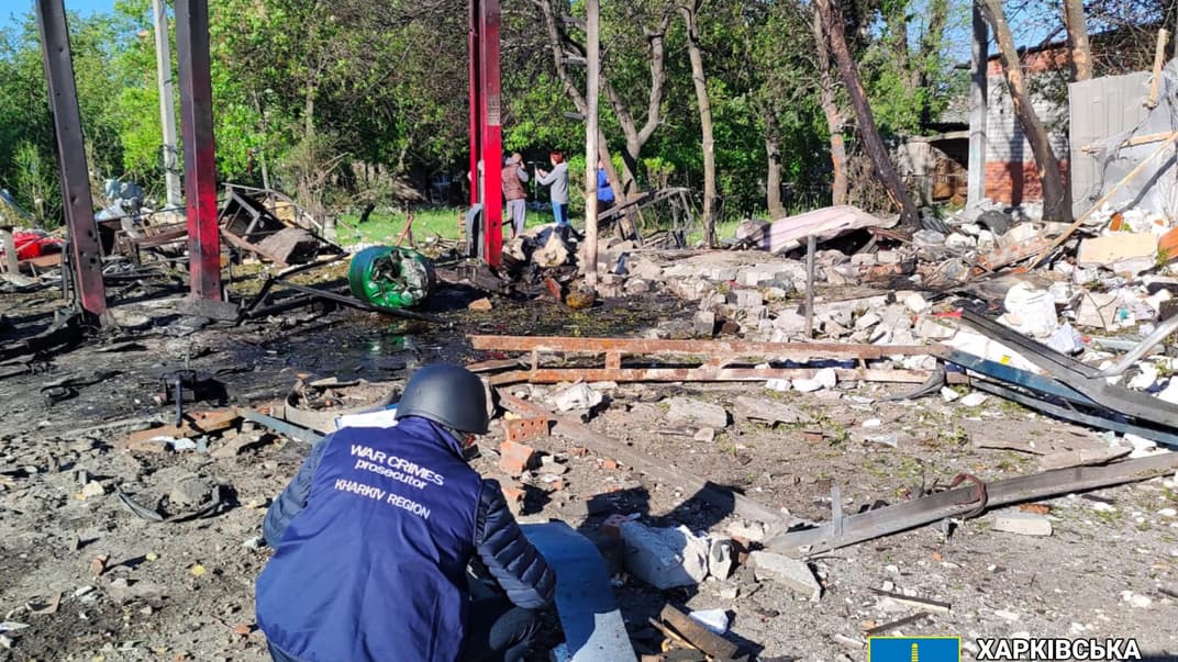 Следователи работают на месте падения обломков российских дронов в Харькове, 4 мая 2024 года