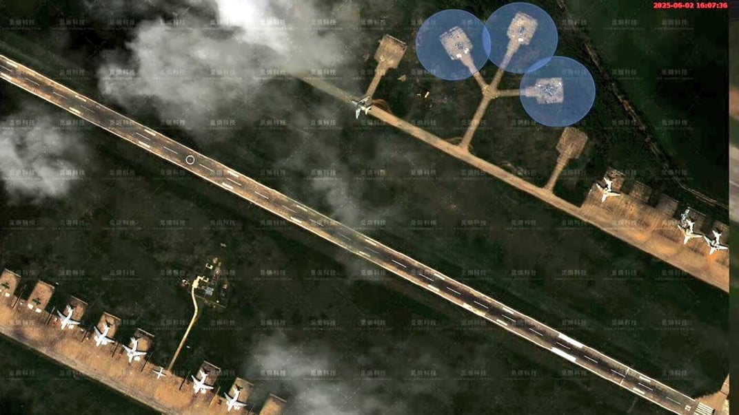 Супутниковий знімок аеродрому «Іваново» після операції українських спецслужб «Павутина» Супутниковий знімок аеродрому «Іваново» після операції українських спецслужб «Павутина»