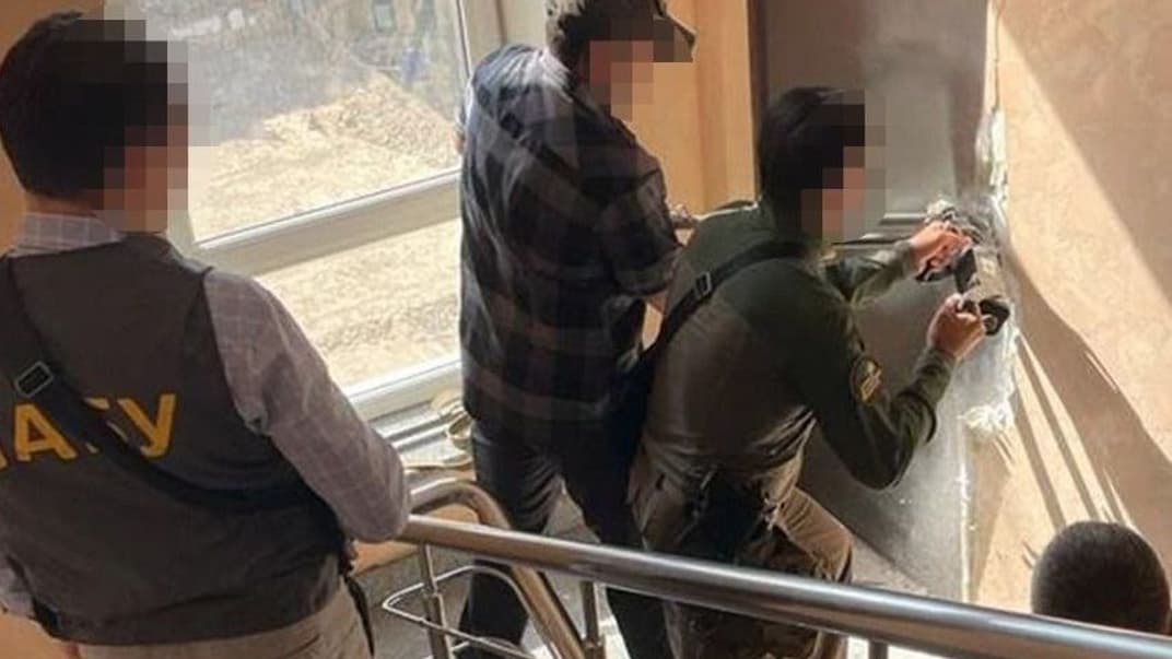 Сотрудники контрразведки СБУ и детективы НАБУ задерживают руководителя личной охраны одного из народных депутатов Украины