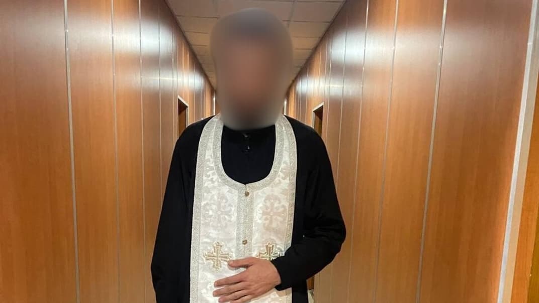 В Харькове мужчина представился священником, взял у храма атрибутику, одолжил деньги — и исчез