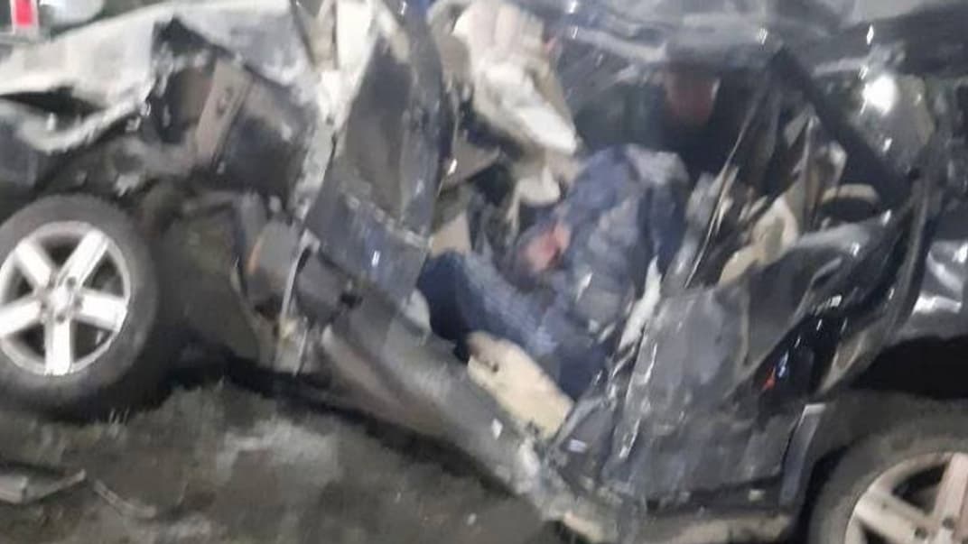 Последствия наезда российского военного грузовика на гражданское авто