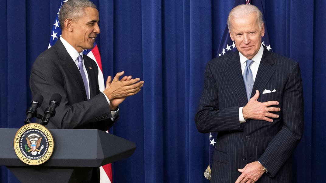 Экс-президент США Барак Обама (слева) и экс-вице-президент США Джо Байден во время пресс конференции в Вашингтоне, округ Колумбия, США, 13 декабря 2016 года