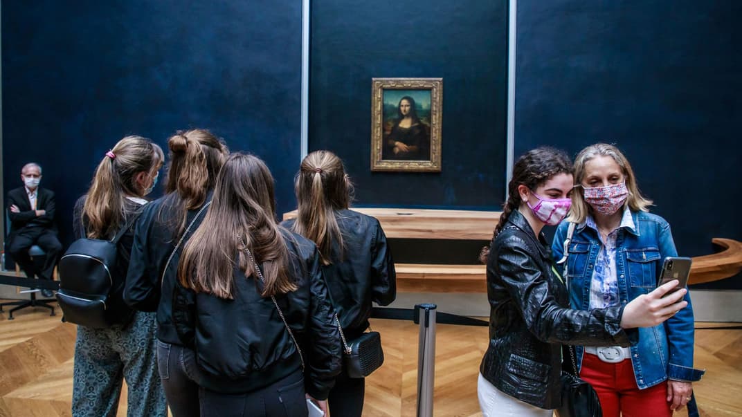 Посетители в парижском Лувре в первый день работы после четырехмесячного закрытия из-за коронавируса, Париж, 6 июля 2020 года