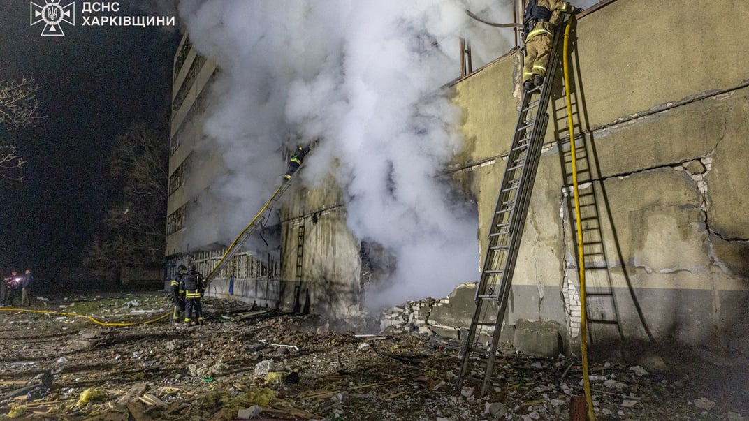 Пожежники гасять загоряння після російського обстрілу Харкова Пожежники гасять загоряння після російського обстрілу Харкова
