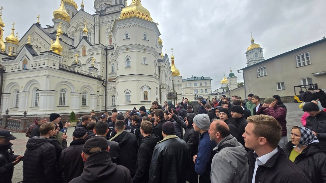 На території Почаївської лаври відбулися сутички між правоохоронцями та вірянами