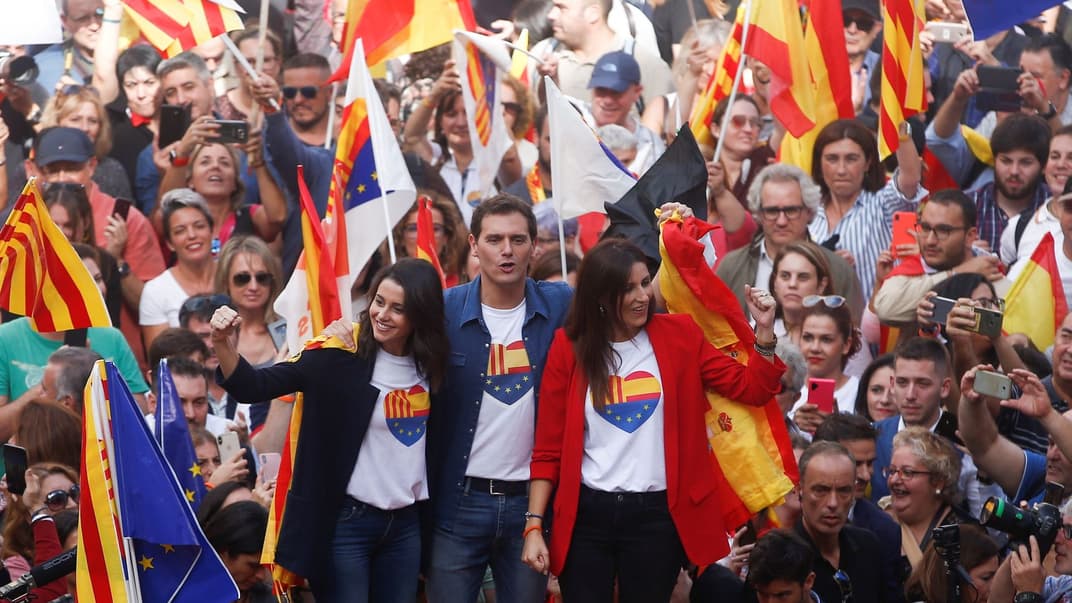 Лідер партії «Громадяни» Альберт Рівера (по центру) на мітингу проти відділення Каталонії, Барселона, Іспанія, 20 жовтня 2019 року