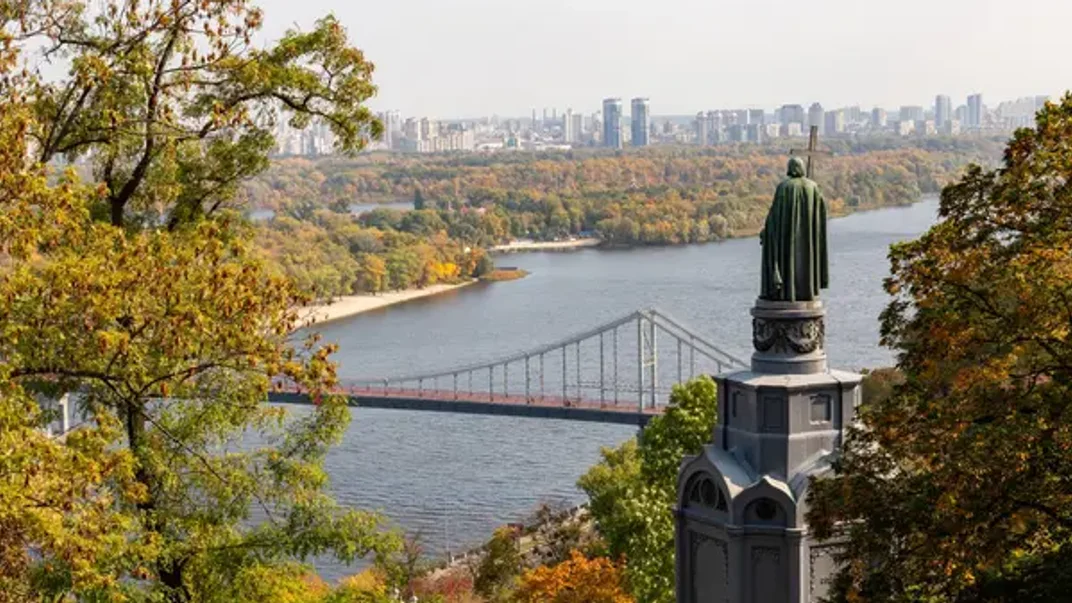Краєвид на річку Дніпро та пам'ятник князю Володимиру із Володимирської гірки у Києві. Ілюстративне фото