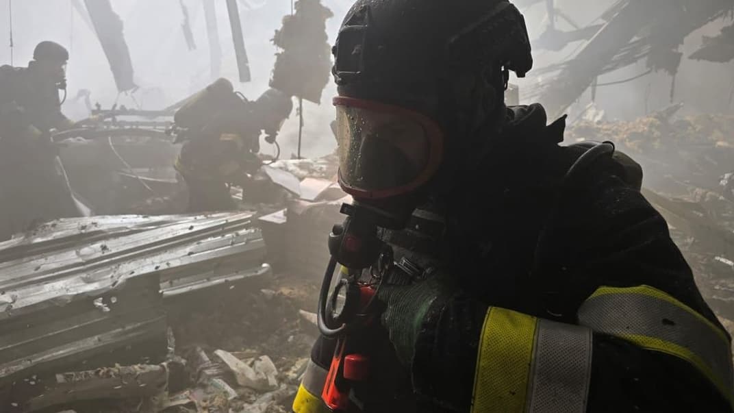 Рятувальники на місці прильоту в Харкові, 23 травня 2024 року