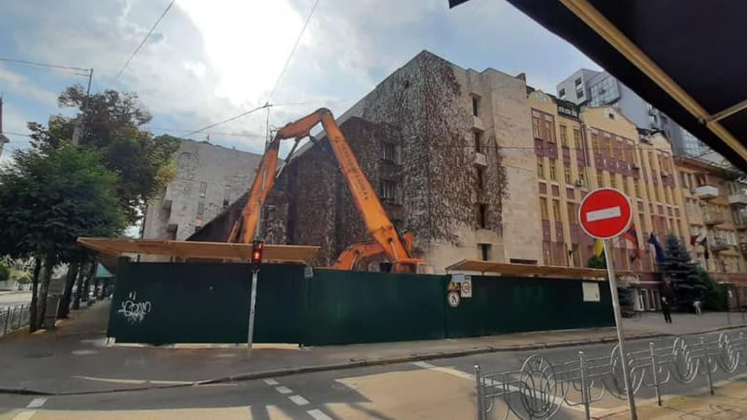 Техника для сноса у здания «Цветы Украины», 12 июля 2021 года