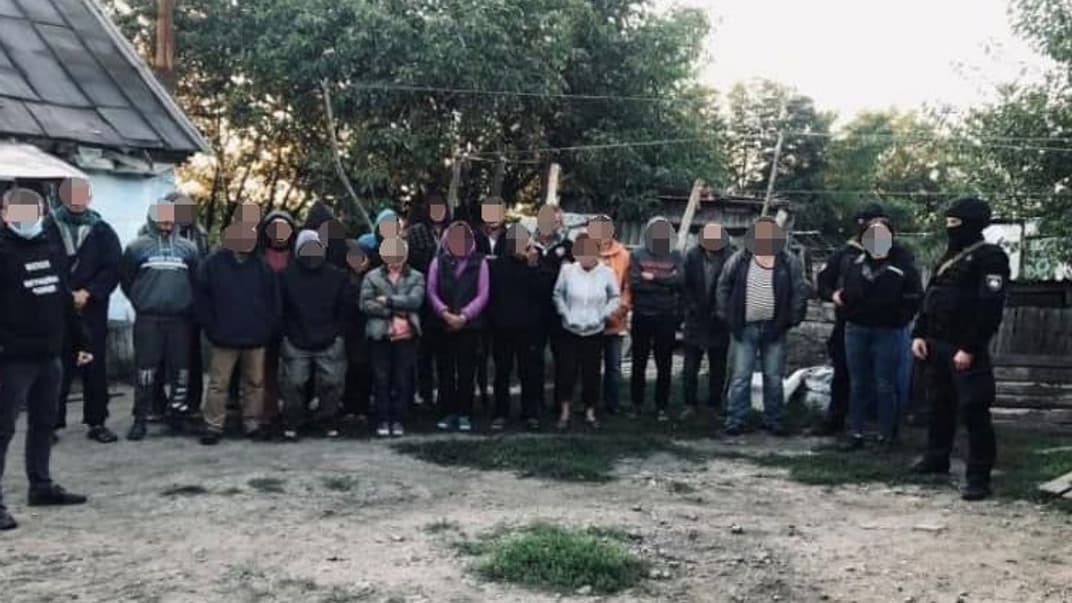 В Днепропетровской области на ферме в трудовом рабстве удерживали 120 бездомных