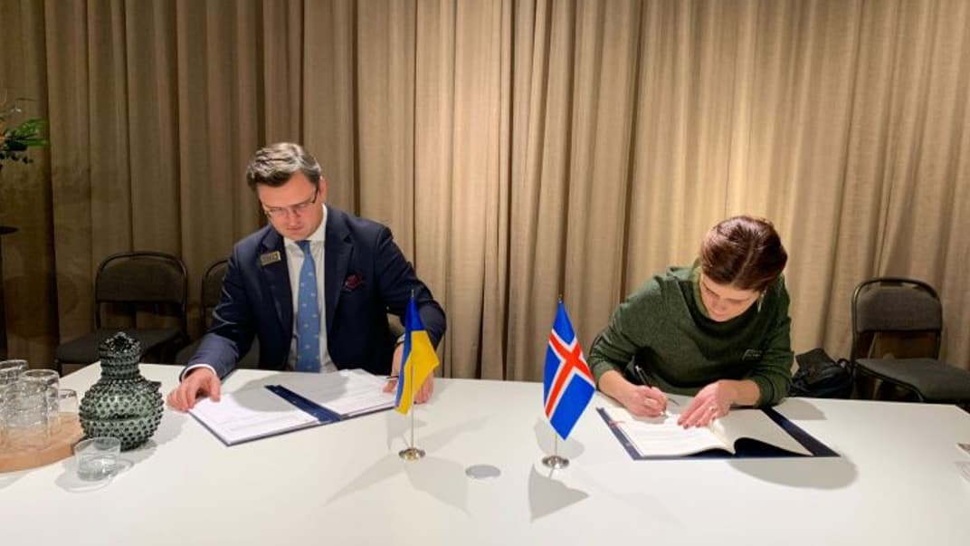 Міністр закордонних справ України Дмитро Кулеба (ліворуч) з міністеркою закордонних справ Ісландії Тордіс Колбрун Рейкдал Гилфадоттір підписують угоду про повітряне сполучення між країнами, Стокгольм