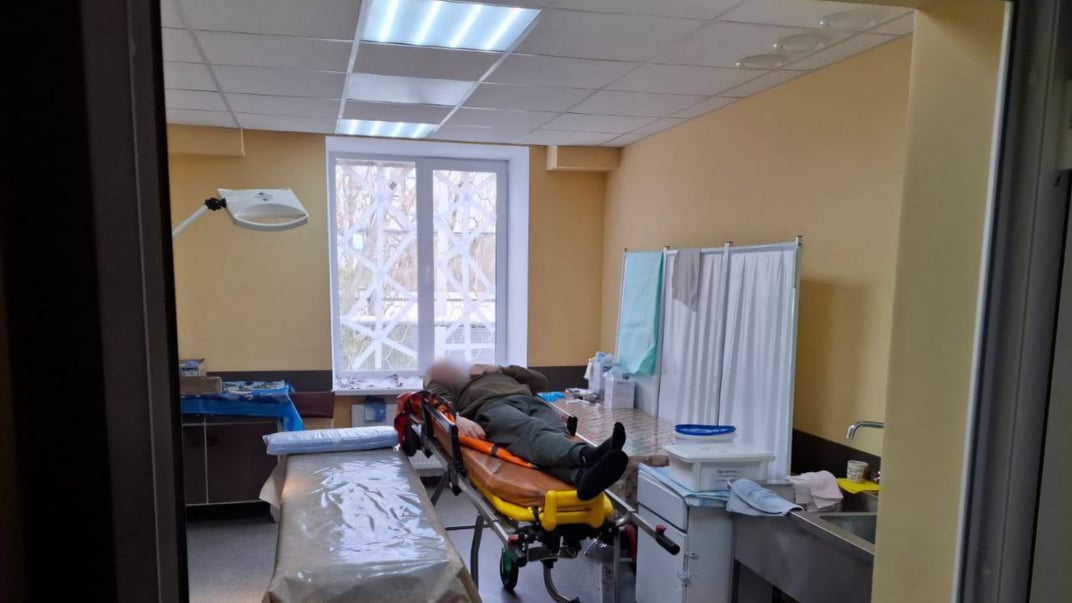 Чоловік, постраждалий унаслідок російської атаки по Нікополю