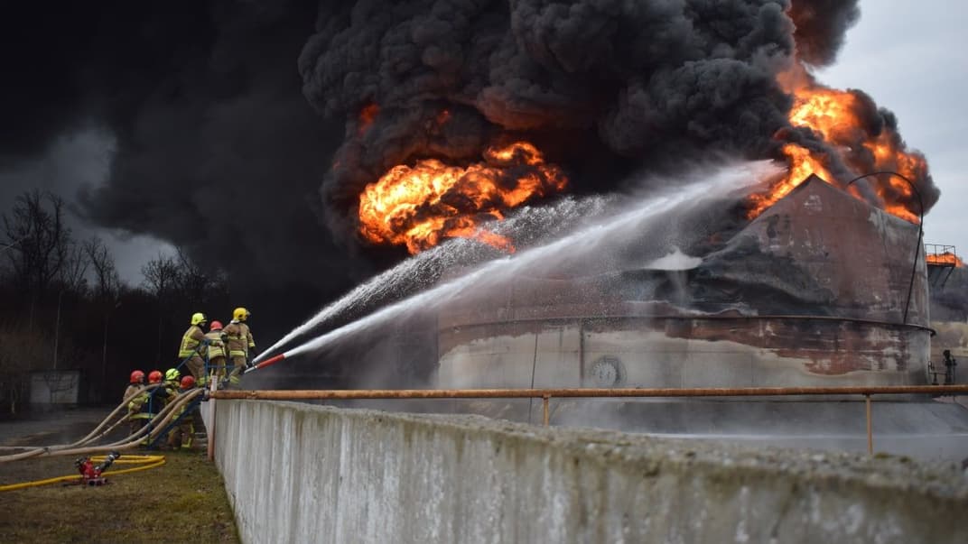 Спасатели все еще тушат пожар, возникший на нефтебазе вечером 28 марта