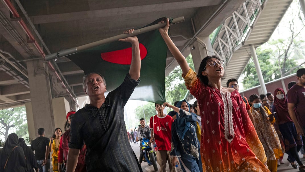 Протестувальники в Бангладеш святкують відставку прем'єрки