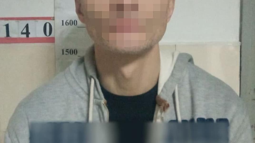 Мужчина, которого задержали полицейские