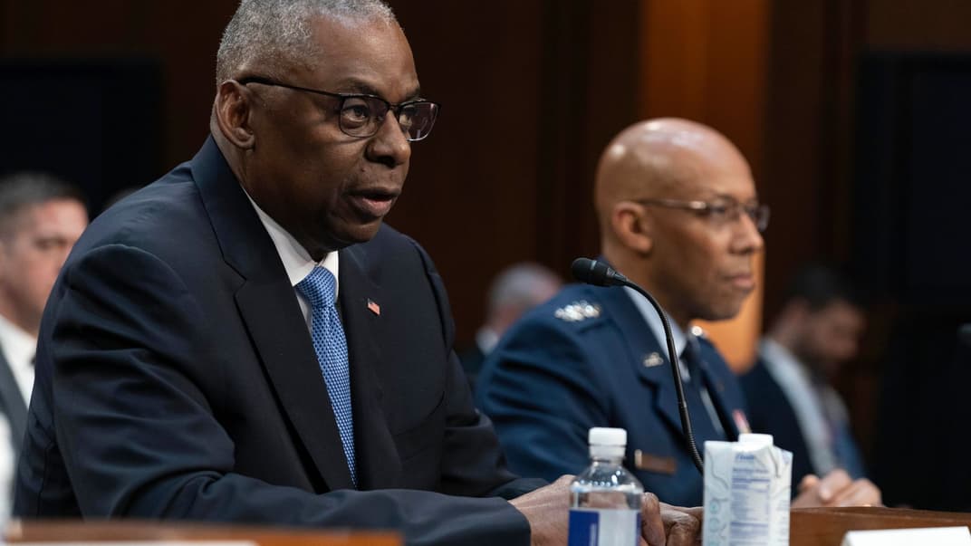 Министр обороны США Ллойд Остин в сопровождении председателя Объединенного комитета начальников штабов Чарльза Брауна-младшего дает показания перед Комитетом Сената по делам вооруженных сил во время слушания бюджетного запроса Министерства обороны на 2025 финансовый год, 9 апреля 2024 года