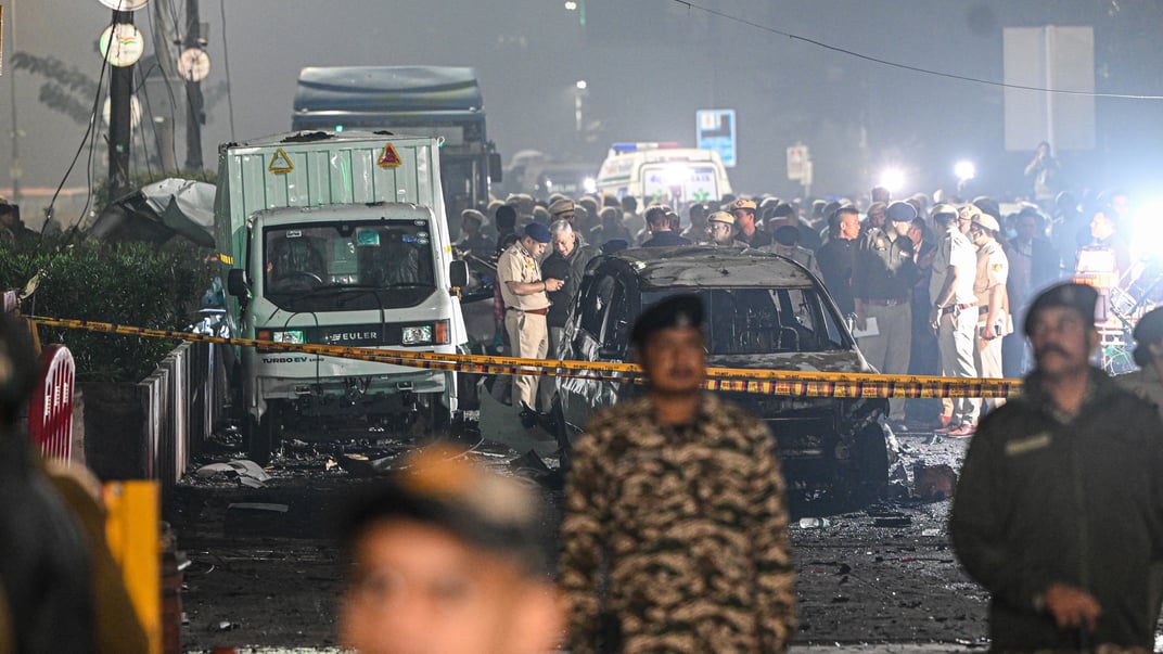 Співробітники служб безпеки біля зруйнованих автомобілів на місці вибуху в Нью-Делі, Індія, 10 листопада 2025 року