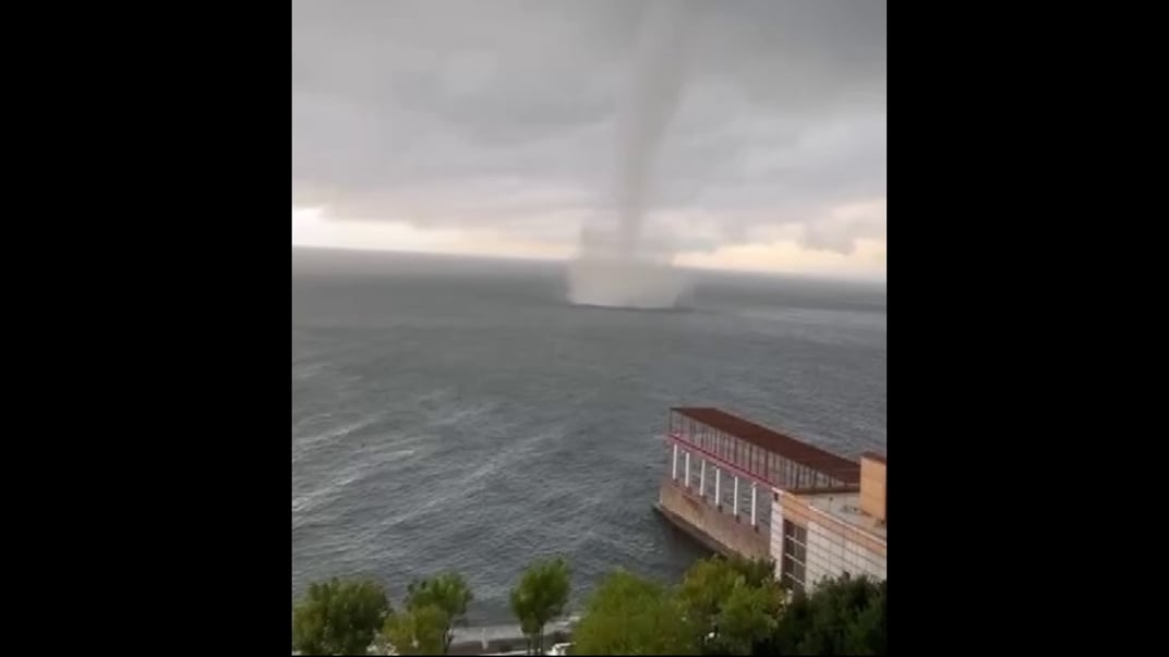 Біля російського Сочі вирує смерч. У місті оголосили штормове попередження (ВІДЕО)