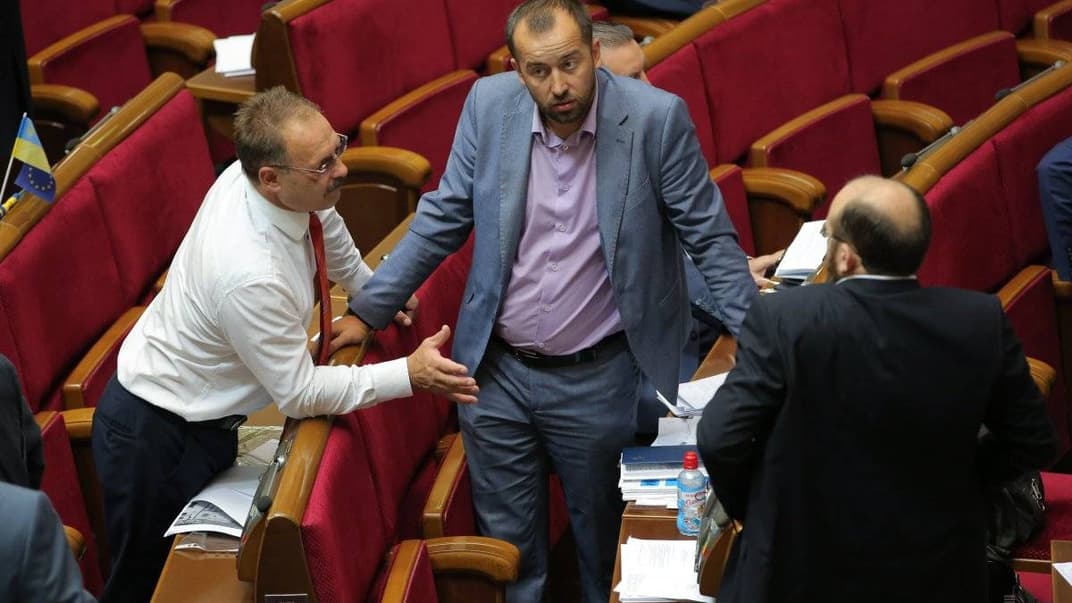 Народні депутати Павло Кишкар і Олег Барна — співавтори постанови — на засіданні Ради, Київ, 19 вересня 2017 року