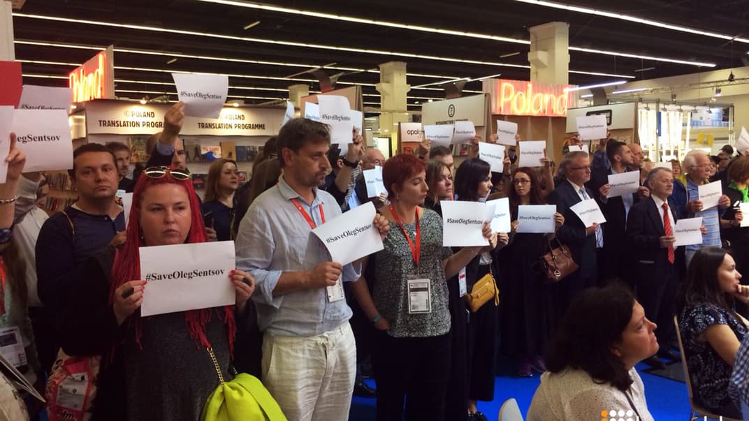 Мовчазна акція біля стенду РФ на книжковому ярмарку в Німеччині: «Save Oleg Sentsov»