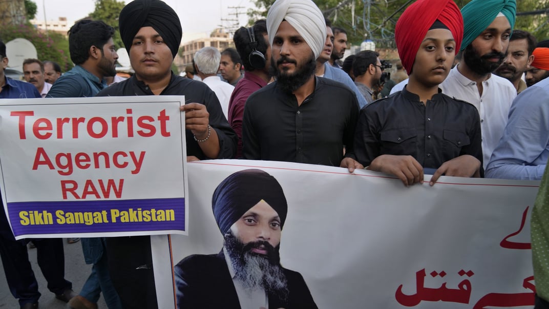 Члени сикхської спільноти в Пакистані тримають плакат із зображенням Хардіпа Сінґха Ніджара, протестуючи після його вбивства