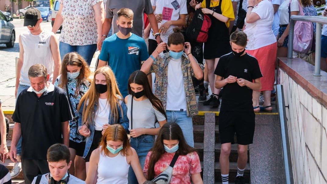 Експерти та політики заявляють, що відставка голови Нацбанку суттєво не вплине на економічну ситуацію в Україні, гроші на зарплати та пенсії будуть, але допускають девальвацію гривні