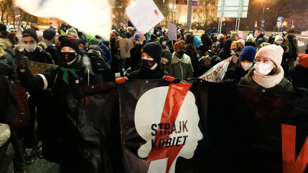Протестная акция в Варшаве против решения Конституционного суда о почти полном запрете абортов в Польше, 28 января 2021 года