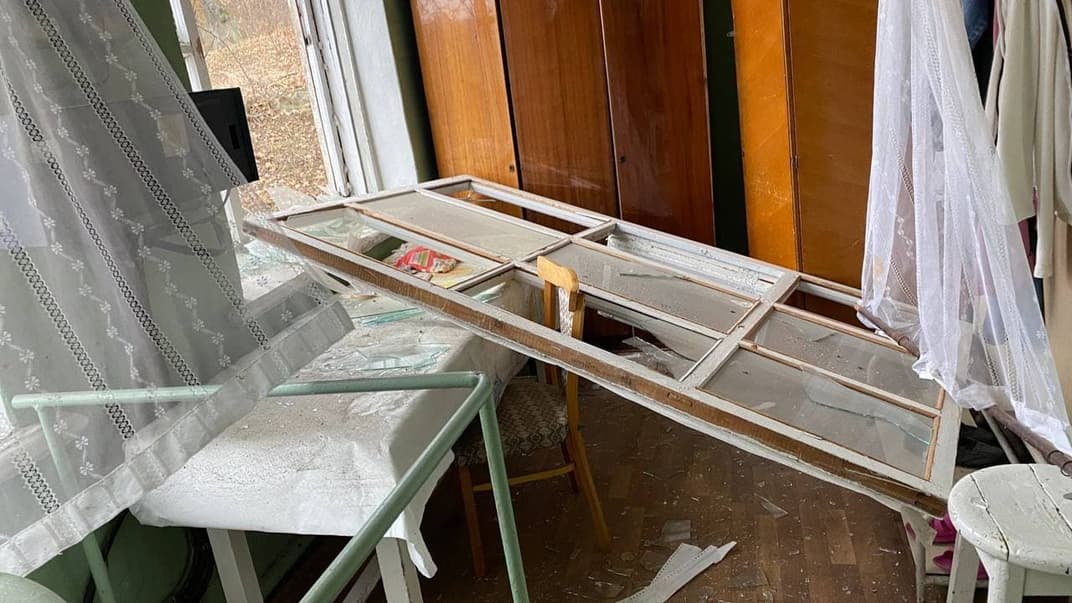 Пошкоджена будівля у селищі Світличне, 8 листопада 2021 року