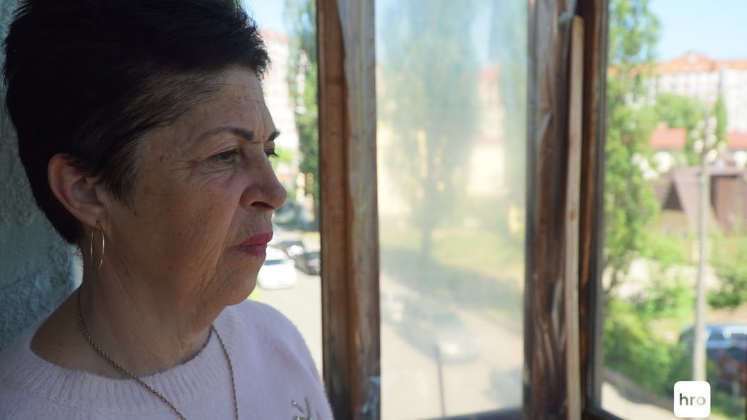 Пенсіонерка Юлія Друзь на своєму балконі, де вибило вікна