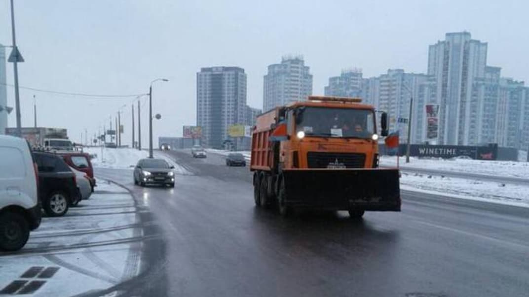 На вулицях Києва працюють 332 одиниці снігоприбиральної техніки
