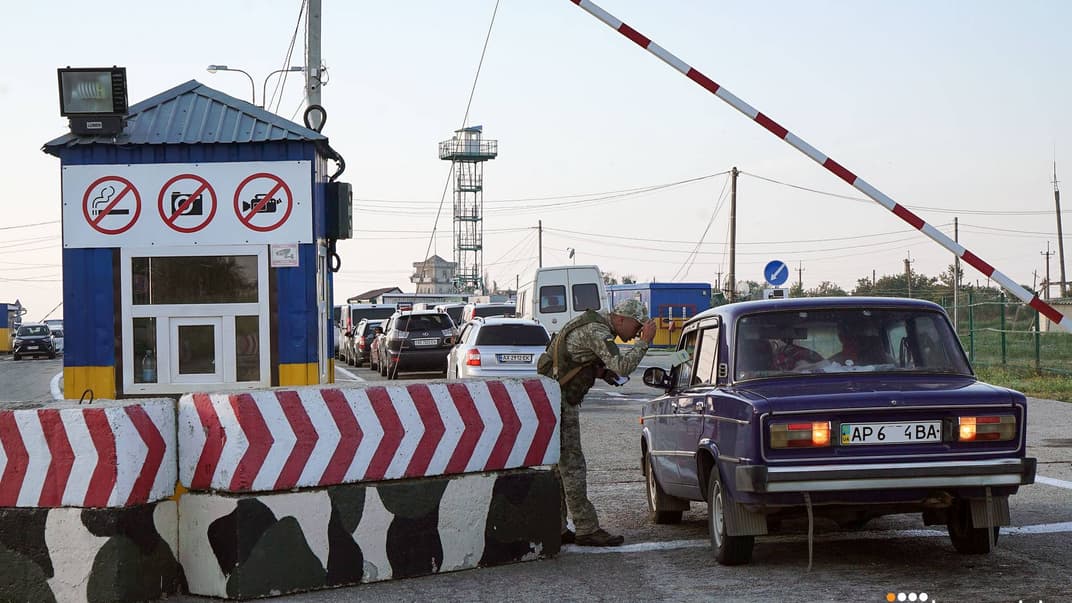 Прикордонник перевіряє автомобіль на адміністративному кордоні з анексованим Кримом на КПВВ «Чонгар», Херсонська область, 9 вересня 2018 року