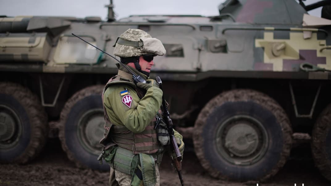 Военный с позывным Махони у бронетранспортера после учений в Херсонской области