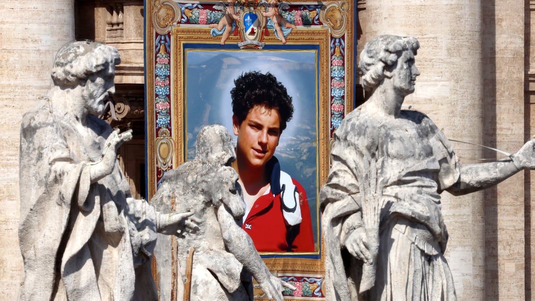 Гобелен із зображенням нового святого Католицької Церкви Карла Акутіса висить на балконі базиліки Святого Петра під час церемонії канонізації, Ватикан, 7 вересня 2025 року