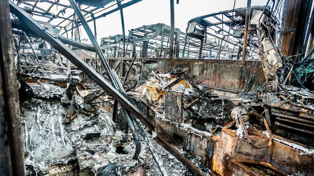 Последствия удара по транспортному предприятию в Днепре