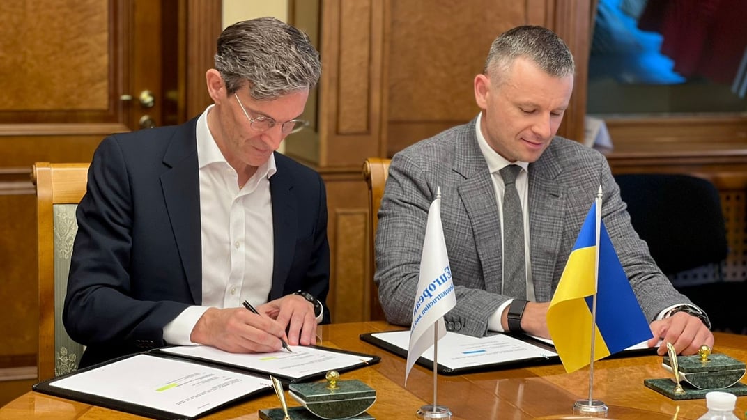 Министр финансов Сергей Марченко и управляющий директор ЕБРР по делам Украины и Молдовы Арвид Тюркнер подписывают договор по усилению энергобезопасности