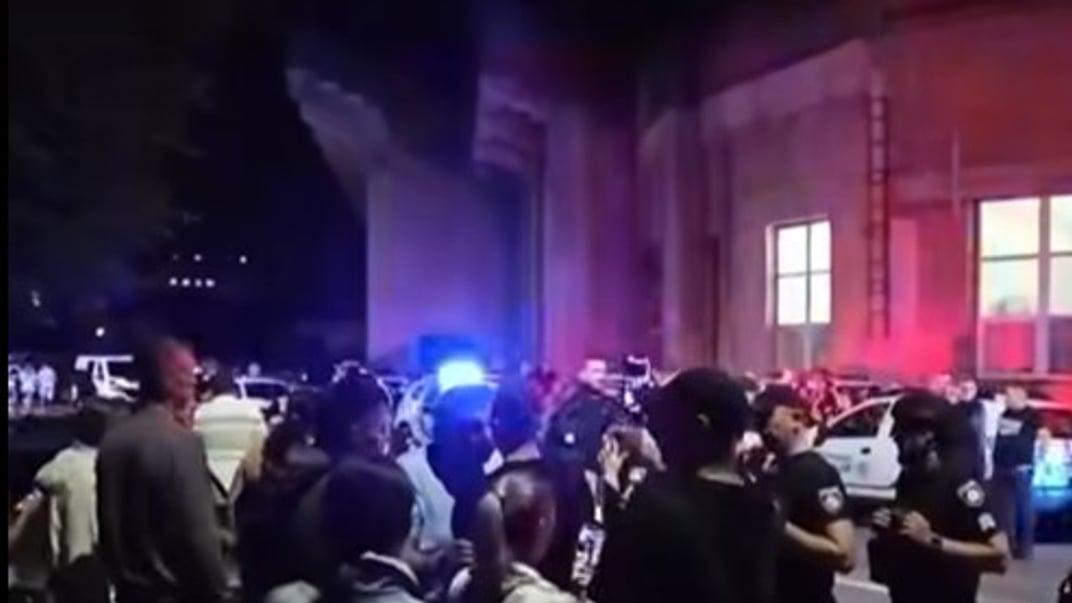 Мітингувальники під стадіоном «Локомотив» у Вінниці Мітингувальники під стадіоном «Локомотив» у Вінниці