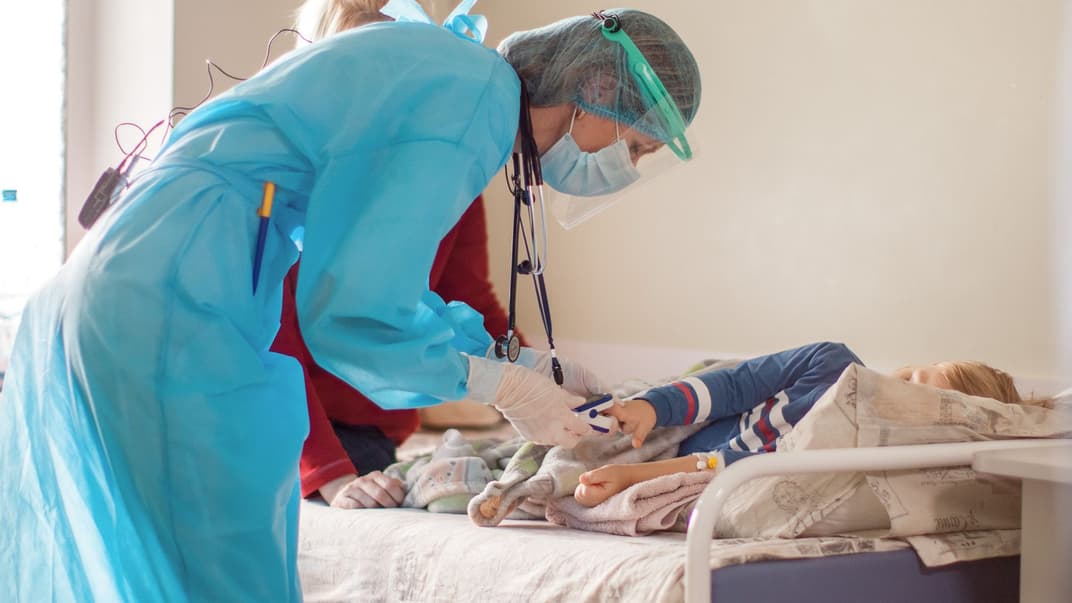 Лікарка Тетяна Маланчук перевіряє сатурацію у дворічного малюка у палаті Львівської міської дитячої лікарні