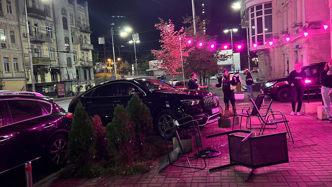 Выехавший на тротуар автомобиль