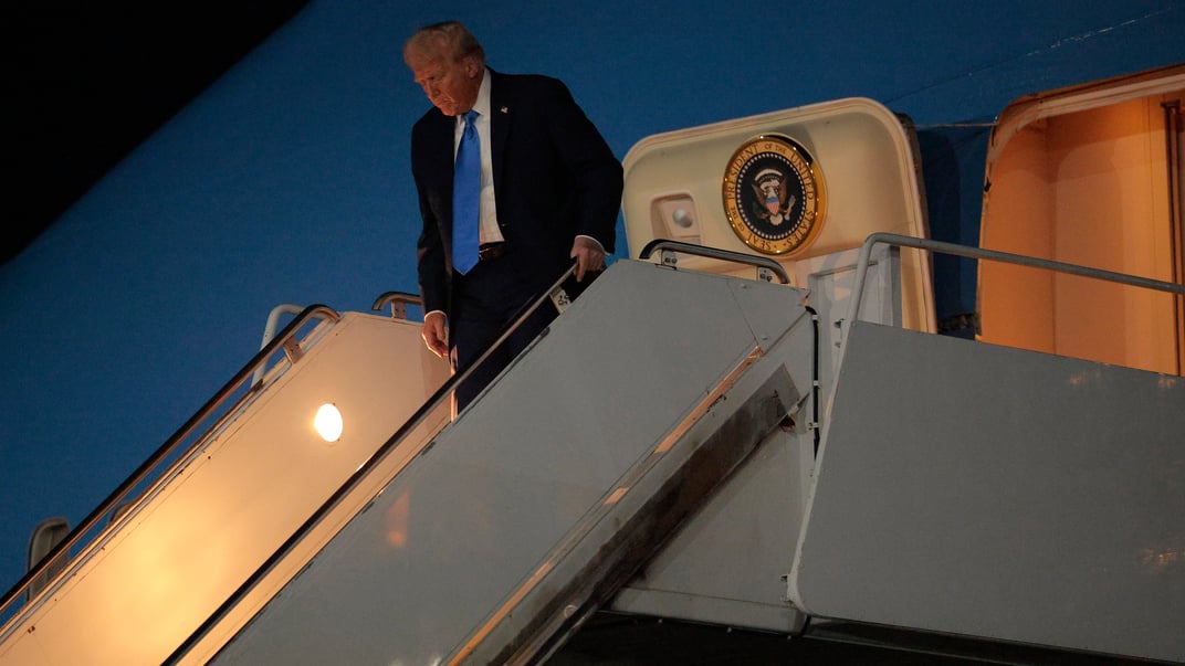 Ілюстративне фото. Президент США Дональд Трамп виходить з літака Air Force One після прибуття до Міжнародного аеропорту імені Джона Ф. Кеннеді 22 вересня 2025 року в Нью-Йорку