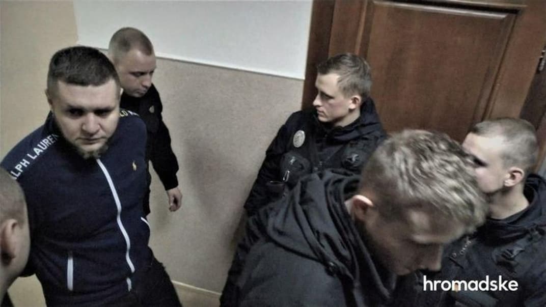 Підозрюваний Дмитро Онуфрієнко (ліворуч) з групи Юсупа Абуєва, якого суд залишив під вартою