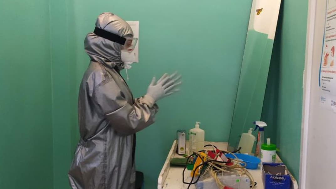 Екатерина Гнездицкая, медсестра инфекционного отделения Рубежанской городской больницы перед началом работы в «красной» зоне