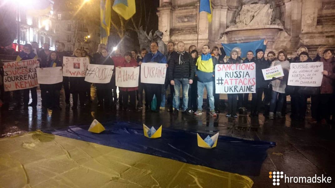 Напад Росії на кораблі ВМС: у Парижі провели акцію на підтримку України