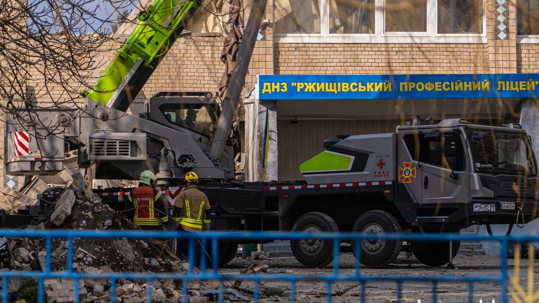 Працівники ДСНС допомагають ліквідувати наслідки руйнувань після нічної атаки дронів у Ржищеві