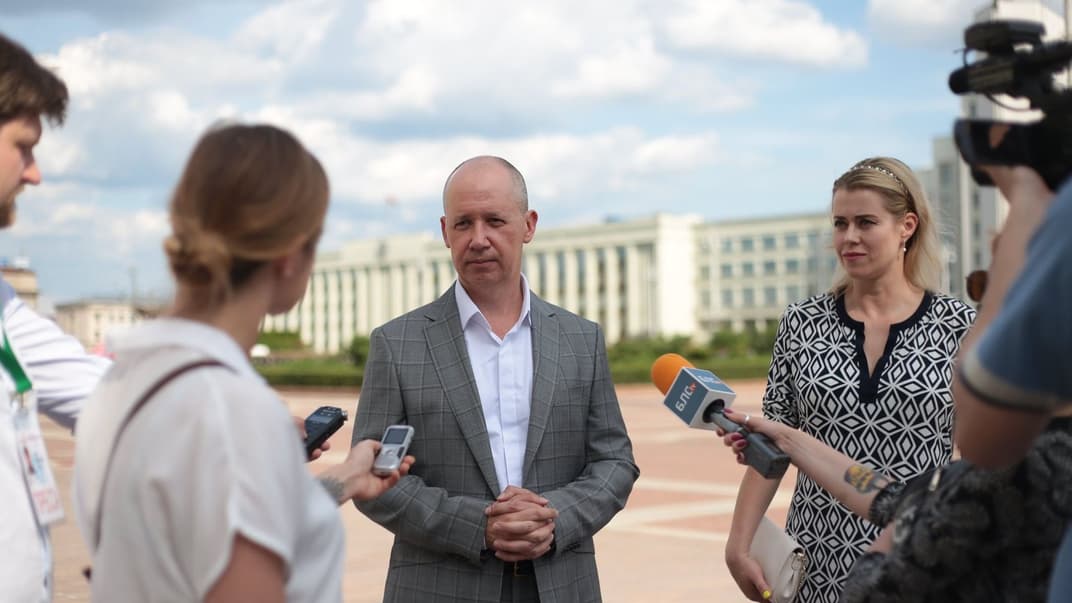 Дружина незареєстрованого кандидата у президенти Білорусі Вероніка Цепкало (праворуч) та її чоловік