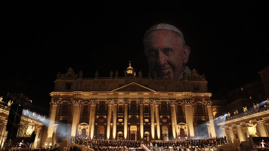 Дрони створюють фігуру Папи Франциска під час концерту на площі Святого Петра у Ватикані, 13 вересня 2025 року