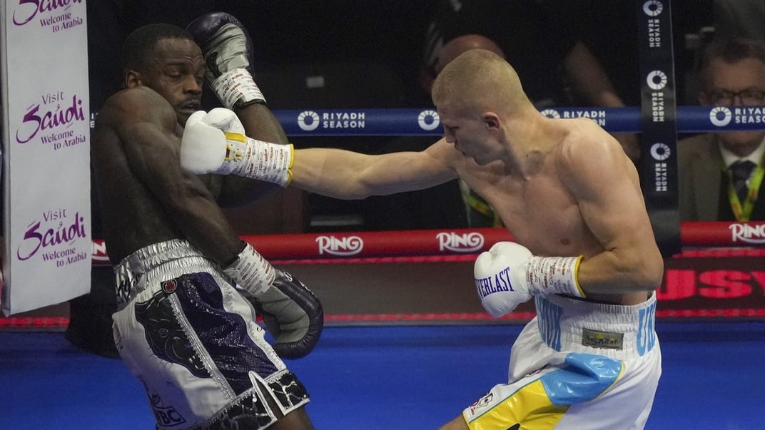 Українець Сергій Богачук та британець Ішмаель Девіс у фінальному боксерському бою WBC у першій середній вазі в Ер-Ріяді, Саудівська Аравія, 21 грудня 2024 року