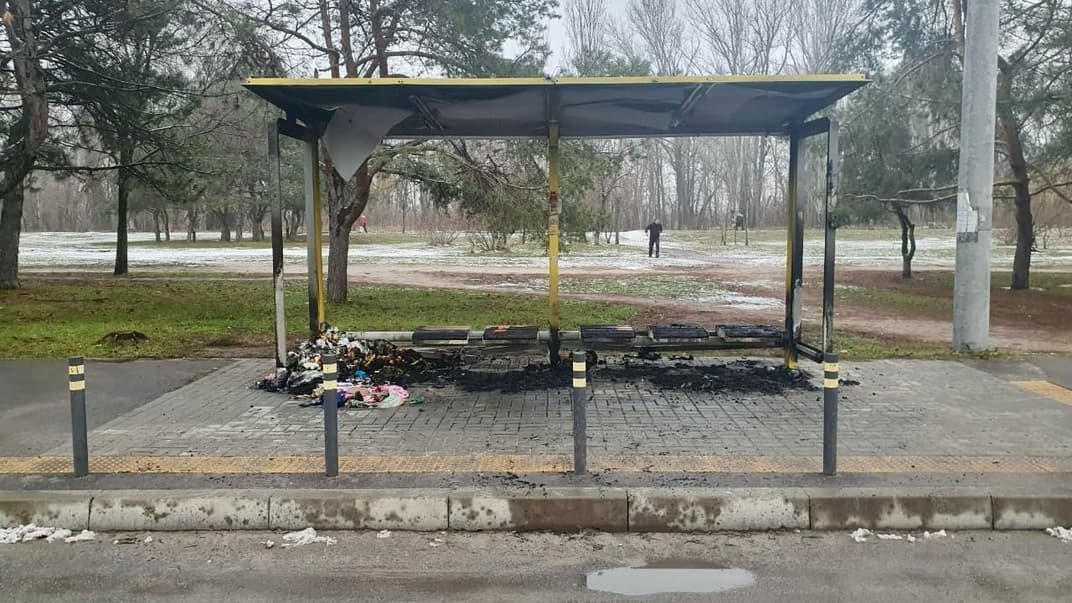 Зупинка, де жителі Дніпра облаштували «меморіал» у памʼять про жертв російського ракетного удару, 10 грудня 2023 року