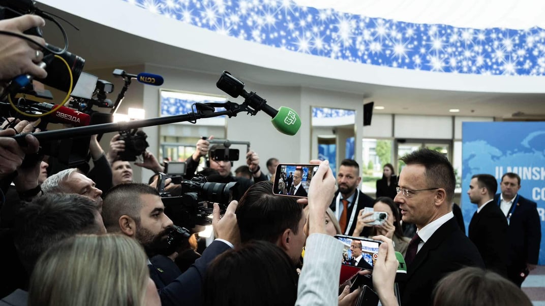Глава МЗС Угорщини дає коментар пропагандистським ЗМІ на полях конференції у Мінську